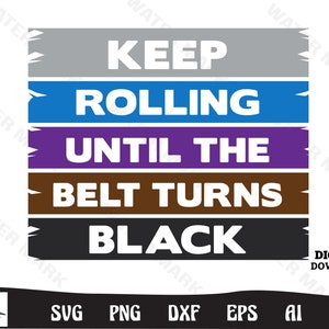 Może przedstawiać: Grafika motywacyjna z napisem "KEEP ROLLING UNTIL THE BELT TURNS BLACK" białymi literami na szeregu poziomych kolorowych pasków: szarym, niebieskim, fioletowym, brązowym i czarnym. Obraz zawiera również ikony typów plików: SVG, PNG, DXF, EPS i AI.