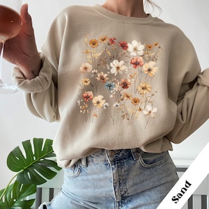 Vintage Pressed Flowers Sweatshirt, Boho Cottagecore Sweater, Pastel Botanical Floral Crewneck, Fairycore Oversized Wildflowers Sweatshirt