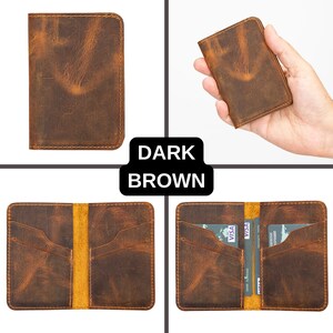 Peut inclure: Portefeuille en cuir marron fonc&eacute; avec plusieurs fentes pour cartes et un int&eacute;rieur jaune. Le portefeuille est ferm&eacute; dans la premi&egrave;re image, ouvert dans la deuxi&egrave;me image et ouvert avec des cartes ins&eacute;r&eacute;es dans la troisi&egrave;me image.