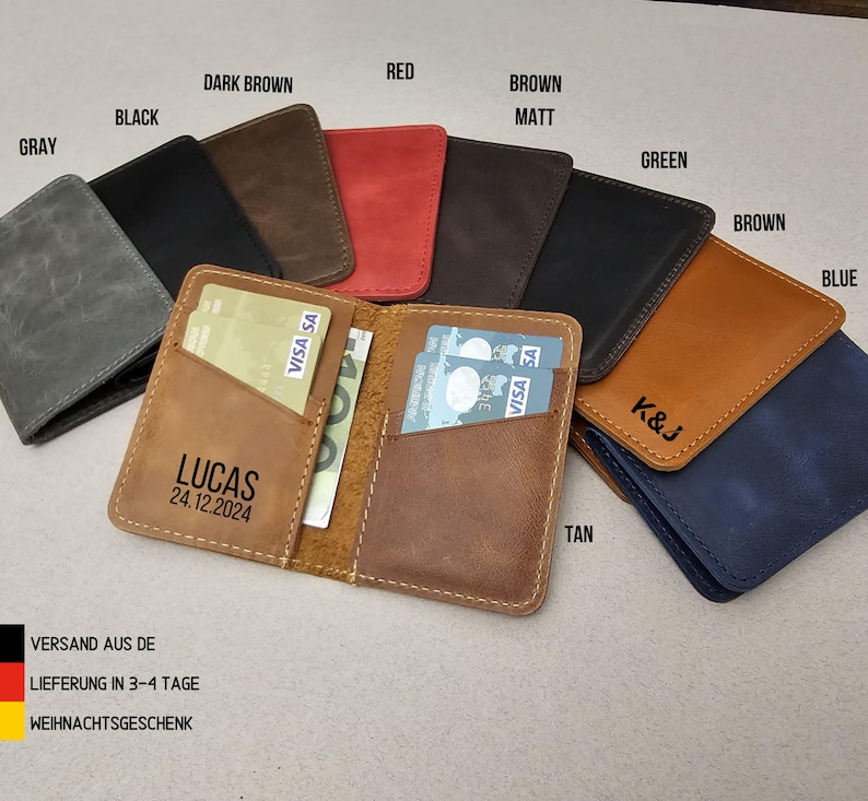 Peut inclure: Une vari&eacute;t&eacute; de portefeuilles en cuir de diff&eacute;rentes couleurs, notamment gris, noir, marron fonc&eacute;, rouge, marron, vert, beige et bleu. Les portefeuilles ont un design simple avec une seule poche pour les cartes et l'argent liquide. Les portefeuilles sont personnalis&eacute;s avec des noms et des dates.