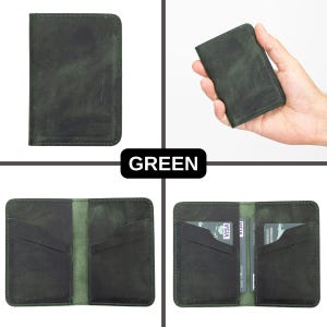 Peut inclure: Un portefeuille en cuir vert avec deux emplacements pour cartes et une poche pour l'argent. Le portefeuille est ferm&eacute; dans la premi&egrave;re image, ouvert dans la deuxi&egrave;me image et tenu dans une main dans la troisi&egrave;me image.