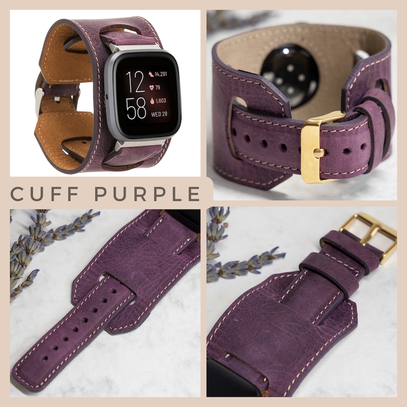 K&ouml;nnte beinhalten: Lilafarbenes Lederarmband mit goldener Schlie&szlig;e. Das Armband ist f&uuml;r eine Smartwatch im Manschetten-Stil konzipiert. Das Armband ist auf einer wei&szlig;en Oberfl&auml;che mit Lavendelbl&uuml;ten abgebildet.