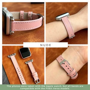 Pode incluir: Uma pulseira de rel&oacute;gio de couro rosa nude para um Apple Watch ou um Fitbit Versa. A pulseira &eacute; mostrada em um pulso e em uma mesa.