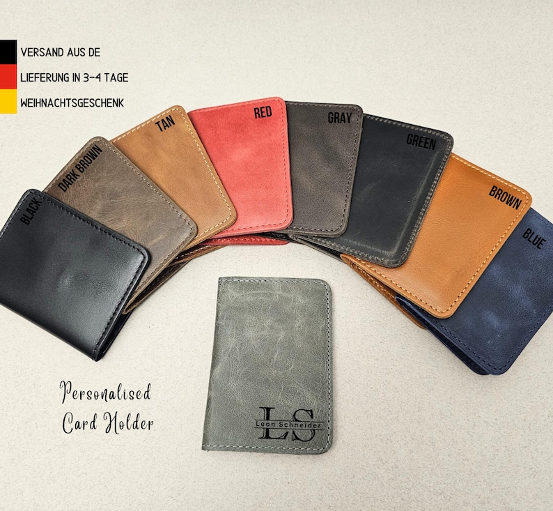 Peut inclure: Une s&eacute;lection de porte-cartes personnalis&eacute;s dans diff&eacute;rentes couleurs, notamment noir, marron fonc&eacute;, beige, rouge, gris, vert, marron et bleu. Les porte-cartes sont en cuir et ont un design simple. Le texte "Porte-cartes personnalis&eacute;" est imprim&eacute; sur le devant des porte-cartes. Le texte "Leon Schneider" est imprim&eacute; sur le devant d'un des porte-cartes.