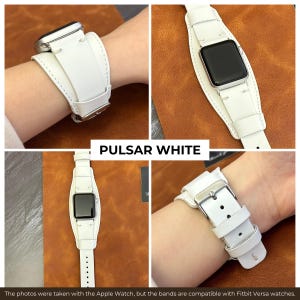 K&ouml;nnte beinhalten: Wei&szlig;es Lederarmband mit einer Schlie&szlig;e. Das Armband ist so konzipiert, dass es sowohl an Apple Watch als auch an Fitbit Versa Uhren passt. Das Armband ist an einem Handgelenk abgebildet.
