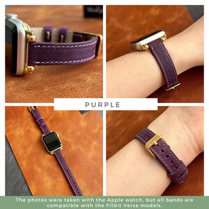 Pode incluir: Pulseira de rel&oacute;gio de couro roxo com ferragens douradas. A pulseira &eacute; mostrada em um pulso e em uma mesa.
