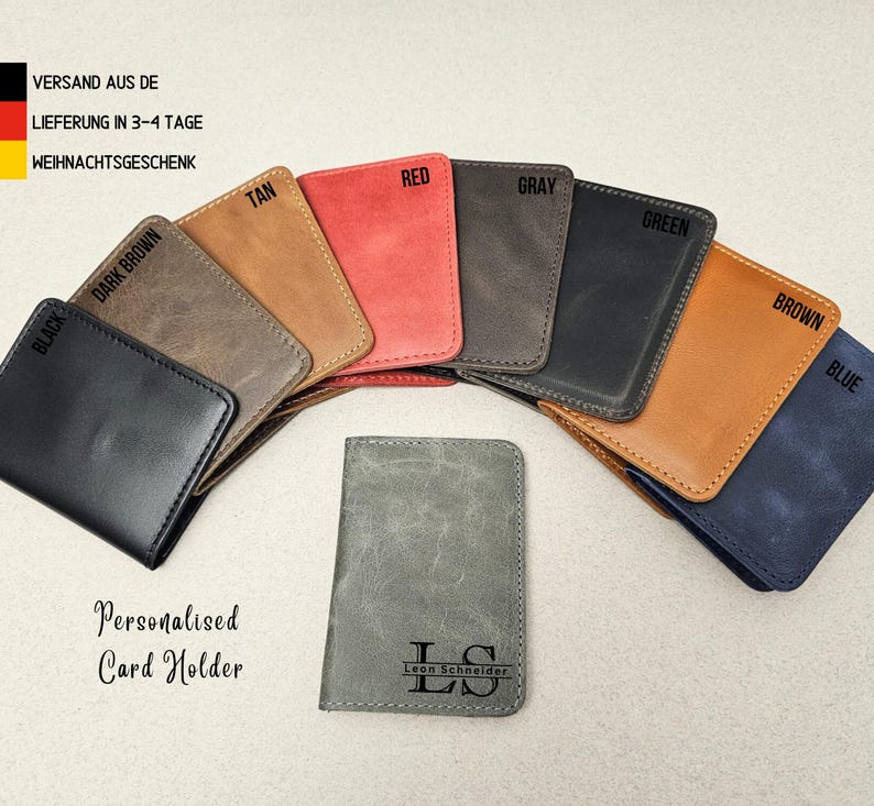 Peut inclure: Une s&eacute;lection de porte-cartes personnalis&eacute;s dans diff&eacute;rentes couleurs, notamment noir, marron fonc&eacute;, beige, rouge, gris, vert, marron et bleu. Les porte-cartes sont en cuir et ont un design simple. Le texte "Porte-cartes personnalis&eacute;" est imprim&eacute; sur le devant des porte-cartes. Le texte "Leon Schneider" est imprim&eacute; sur le devant d'un des porte-cartes.