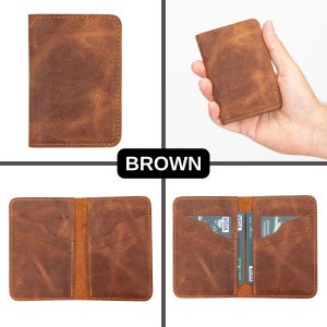Peut inclure: Un portefeuille en cuir marron avec deux fentes pour cartes et une poche pour l'argent. Le portefeuille est ferm&eacute; dans la premi&egrave;re image, ouvert dans la deuxi&egrave;me image et montre deux cartes dans la troisi&egrave;me image.