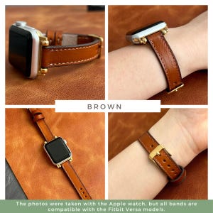 Pode incluir: Uma pulseira de rel&oacute;gio de couro marrom com ferragens douradas. A pulseira &eacute; mostrada em um pulso e em uma superf&iacute;cie plana. As fotos foram tiradas com o rel&oacute;gio Apple, mas todas as pulseiras s&atilde;o compat&iacute;veis com os modelos Fitbit Versa.