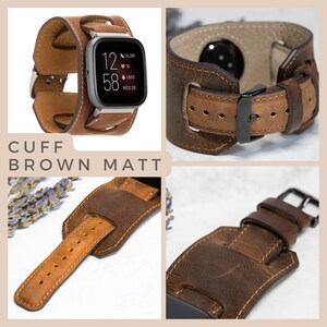 K&ouml;nnte beinhalten: Braunes Lederarmband mit brauner matter Oberfl&auml;che. Das Armband hat einen Schlie&szlig;enverschluss und ist f&uuml;r eine Smartwatch konzipiert.