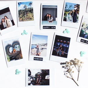 Op de afbeelding: Een verzameling instant foto's met diverse afbeeldingen, waaronder landschappen en mensen. Op sommige foto's staat "HAPPY 16TH" en "FOREVER". De foto's zijn gerangschikt op een witte ondergrond met decoratieve elementen.