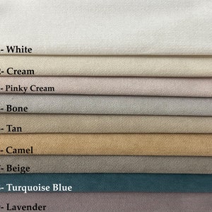 K&ouml;nnte beinhalten: Neun Stoffmuster in verschiedenen Farbt&ouml;nen von Wei&szlig;, Creme, Beige, Braun, Camel, T&uuml;rkisblau und Lavendel. Die Muster sind mit Nummern und Farbnamen beschriftet.