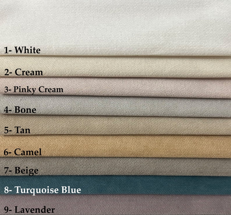 K&ouml;nnte beinhalten: Neun Stoffmuster in verschiedenen Farbt&ouml;nen von Wei&szlig;, Creme, Beige, Braun, Camel, T&uuml;rkisblau und Lavendel. Die Muster sind mit Nummern und Farbnamen beschriftet.