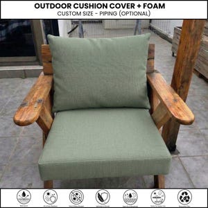 Könnte beinhalten: Ein Outdoor-Kissenbezug und Schaumstoff-Set in einfarbigem Salbeigrün. Der Text oben lautet OUTDOOR CUSHION COVER + FOAM CUSTOM SIZE - PIPING (OPTIONAL). Das Set besteht aus einem quadratischen Rückenkissen und einem rechteckigen Sitzkissen.