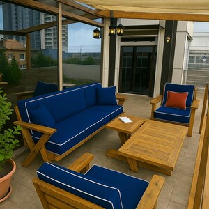 K&ouml;nnte beinhalten: Gartenm&ouml;bel-Set aus Holz mit einem blauen Sofa, zwei Sesseln und einem Couchtisch. Die blauen Kissen sind mit wei&szlig;en Paspeln versehen. Ein orangefarbenes Kissen setzt einen Akzent. Geeignet f&uuml;r den Au&szlig;enbereich.
