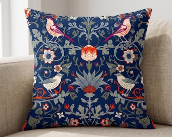 Marineblauer Erdbeerdieb Kissenbezug, Blaues botanisches Kissen im William Morris Stil, dunkles Blumendekor