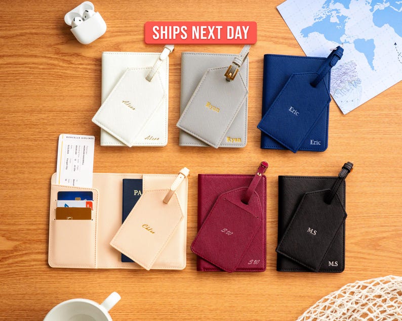 Puede incluir: Una variedad de portapasaportes y etiquetas de equipaje personalizados en varios colores, como blanco, gris, azul marino, burdeos y negro. Cada art&iacute;culo tiene un nombre o iniciales impresos. Tambi&eacute;n se incluye una cartera de viaje y un mapa.