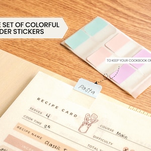 Pode incluir: Um conjunto de autocolantes divisores coloridos com o texto "FREE SET OF COLORFUL DIVIDER STICKERS". Os autocolantes s&atilde;o em cores pastel e foram concebidos para organizar um cart&atilde;o de receitas. O cart&atilde;o de receitas tem a palavra "Pasta".