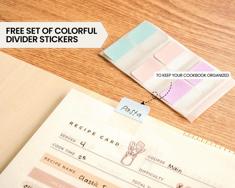 Pode incluir: Um conjunto de autocolantes divisores coloridos com o texto "FREE SET OF COLORFUL DIVIDER STICKERS". Os autocolantes s&atilde;o em cores pastel e foram concebidos para organizar um cart&atilde;o de receitas. O cart&atilde;o de receitas tem a palavra "Pasta".