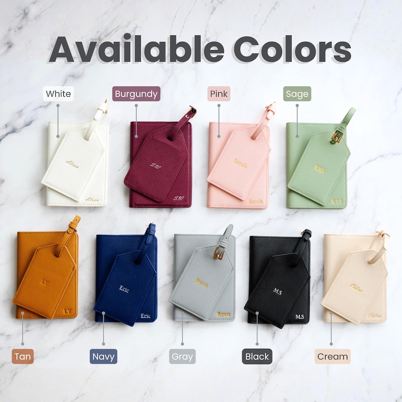 Puede incluir: Exhibici&oacute;n de fundas para pasaportes y etiquetas de equipaje en varios colores: blanco, burdeos, rosa, salvia, beige, azul marino, gris, negro y crema. Cada conjunto incluye un porta pasaporte y una etiqueta personalizada.