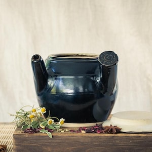 Teiera vintage in ceramica nera, teiera per medicinali in argilla dipinta