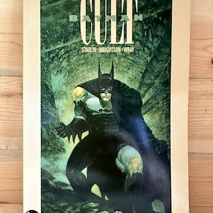 Puede incluir: La portada de un cómic titulado "The Cult" con Batman en un entorno oscuro y sombrío. El arte de la portada es de 'Wrightson 95'.