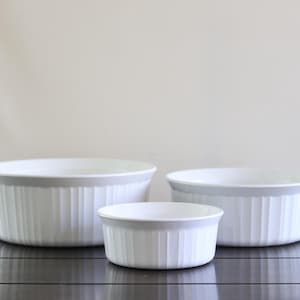 Plats à soufflé blancs français Corning Ware vintage / Lot de 3 bols / 2,5 litre, 1,6 litre, 500 ml