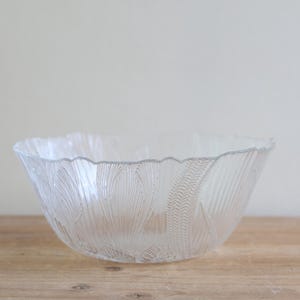 Arcoroc Canterbury Serving Bowl / Vintage Crystal Arcoroc Crocus Serving Bowl / 9” Large Floral Clear Glass Bowl / Pressed Glass Dinnerware