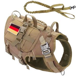 Puede incluir: Arnés para perros de color beige con múltiples correas, bolsillos y un asa. Cuenta con un parche de la bandera alemana y una correa elástica beige a juego con un mosquetón metálico. Cierre de hebilla metálica.