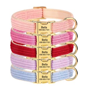 Könnte beinhalten: Ein Stapel von fünf Hundehalsbändern aus Cord in verschiedenen Farben: Hellrosa, Pink, Rot, Lavendel und Hellblau. Jedes Halsband hat eine goldfarbene Schnalle mit dem Namen "Bella" und einer Telefonnummer.