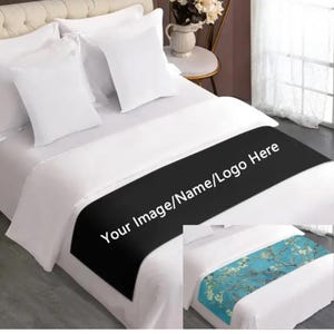 Könnte beinhalten: Ein weißes Bett mit einem schwarzen Bettläufer, auf dem "Your Image/Name/Logo Here" steht. Der Bettläufer liegt auf einem weißen Bett mit weißen Kissen. Ein zweites Bild zeigt ein weißes Bett mit einem blauen Bettläufer mit einem weißen Blumenmuster.