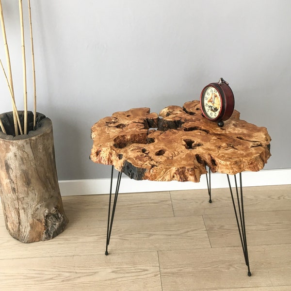 Op bestelling gemaakt, Olive Wood Live Edge salontafel, unieke salontafel, teruggewonnen salontafel, natuurlijke olijfboom massief houten salontafel