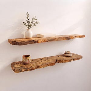 Set di 2 mensole galleggianti in legno di oliva con bordo naturale, mensole in legno personalizzate, mensole rustiche per cucina, mensole per bagno con staffa, lunghe librerie
