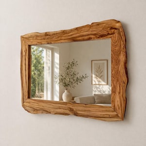 Pode incluir: Uma caneca de cerâmica branca com uma alça preta e o texto "But First, Coffee" em negrito preto. A caneca está sobre uma superfície de madeira. A caneca tem 10 cm de altura.