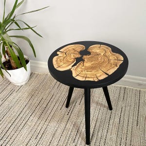 Couchtisch aus schwarzem Harz und Holz, einzigartiger Harz-Beistelltisch, runder Couchtisch, Bauernhaustisch, moderner Couchtisch, Beistelltisch