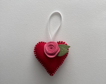 Ornement coeur en feutre fait main