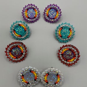 Kleine Glasperlen Ohrstecker im indigenen Stil