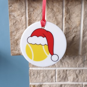 Tennisball mit Weihnachtsmütze aus Keramik Christbaumschmuck