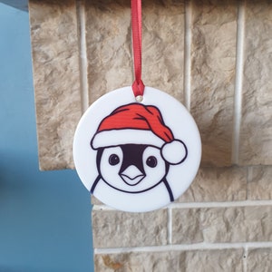 Pinguin mit Weihnachtsmütze aus Keramik Christbaumschmuck