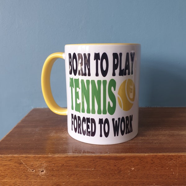 Mug tennis avec thème humoristique et inscription "Born to play Tennis, Forced to work"