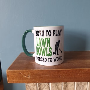Lawn Bowls-mok met humoristisch thema en de tekst &#39;Born to play Lawn Bowls, Forced to work&#39;