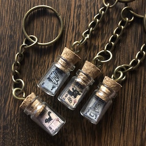 INSCRYPTION Schlüsselanhänger Card in a Glass Eichhörnchen Schwarze Ziege Boulder Gefrorenes Opossum Charm