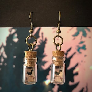 INSCRYPTION Boucles d'oreilles carte dans une bouteille écureuil chèvre noire rocher opossum congelé