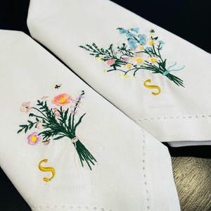 Embroidered napkin, Wildflower napkin, wildflower embroidered napkin, Embroidered Table Napkins, cloth table napkin,dinner napkin