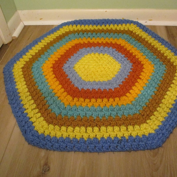 Vintage Handmade Knitted Circular Small Rug 28"X30" Beautiful Fall Colors EXC Cond. No stains