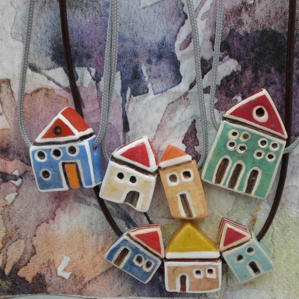 Pendentif collier en céramique de petites maisons