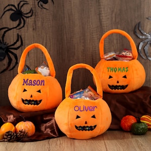 パーソナライズされたハロウィーンバスケット - 名前入りカスタムパンプキンバケツ、刺繍入りトリックオアトリートバッグ、子供用パンプキンバケツ、子供へのギフト