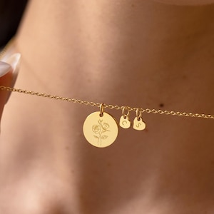 Graverat födelseblommahalsband, flerhjärtad initialberlock, barninitialhalsband för mamma, lagerskivahalsband, julklapp till mamma