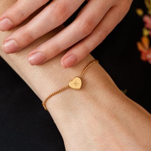 Pulsera de corazón con inicial personalizada, pulsera con dijes de varios corazones, regalo de joyería para mamá, pulsera con dijes de corazón delicado, regalo familiar para mamá