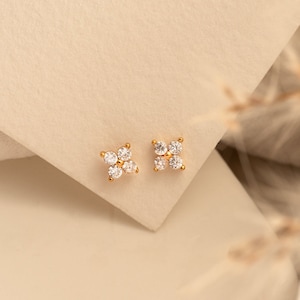 Orecchini con diamanti, mini orecchini delicati, orecchini con fiori, gioielli floreali in argento, gioielli di tutti i giorni, gioielli di nozze, regalo per la mamma